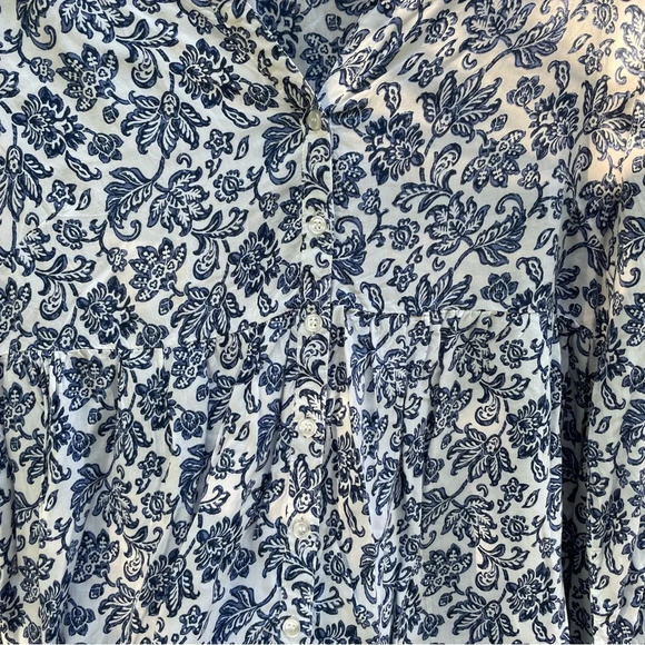 CHRISTIAN SIRIANO Women’s white Blue light weight flowered Blouse Size Medium - Picture 4 of 11